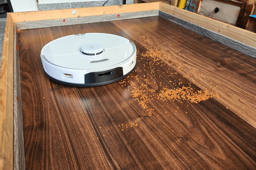 Der Roborock S7 Pro Ultra saugt Linsen beim Saugtest auf dem Laminat